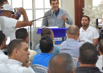 Wellington Arnaud socializa con comunitarios Sajoma construcción de nuevo acueducto