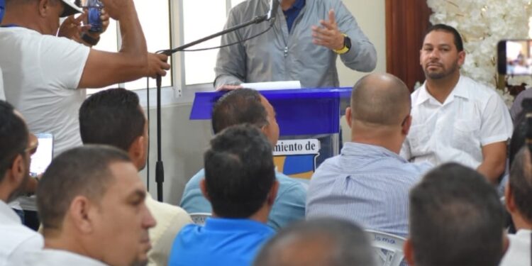 Wellington Arnaud socializa con comunitarios Sajoma construcción de nuevo acueducto