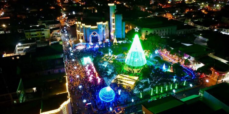 Alcalde Kelvin Cruz deja aperturado el Parque Mágico de la Navidad