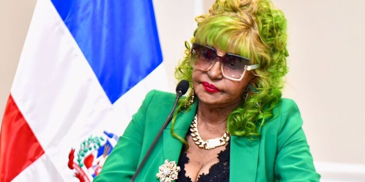 Senado reconoce a Fefita la Grande por su exitosa trayectoria en la música típica