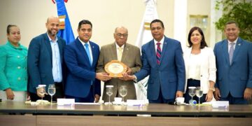 Fedomu reconoce trayectoria de Milton Ray Guevara y lo declara miembro de honor del Consejo Directivo