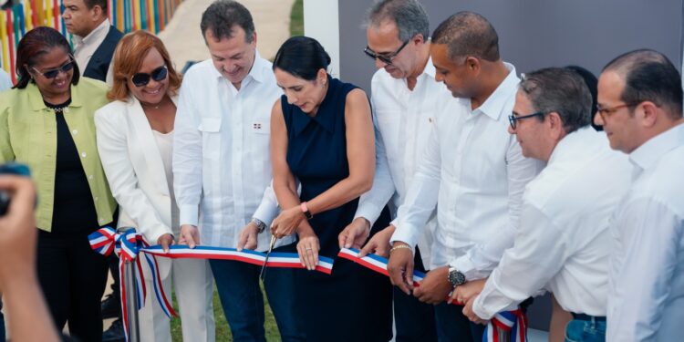 Banco Popular, Primera dama y MICM inauguran parque El Brisal en SPM