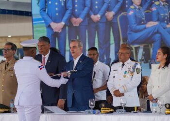 Presidente Abinader encabeza graduación de nuevos oficiales académicos de la PN