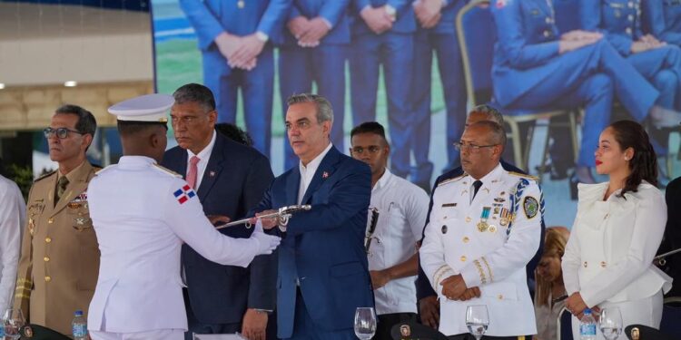 Presidente Abinader encabeza graduación de nuevos oficiales académicos de la PN