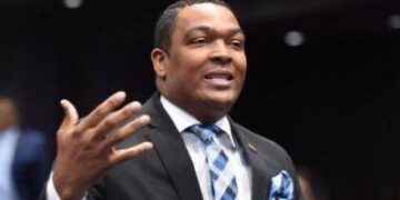 Pedro Botello inscribe candidatura a diputado por el PRSC