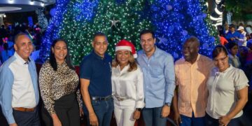 Ayuntamiento de SPM y Proyectos Especiales encienden luces navideñas Parque Duarte