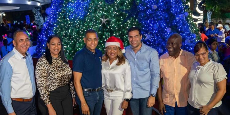 Ayuntamiento de SPM y Proyectos Especiales encienden luces navideñas Parque Duarte