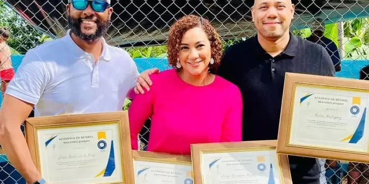 Reconocen a periodistas del Grupo de Medios Telemicro por sus aportes a la comunidad