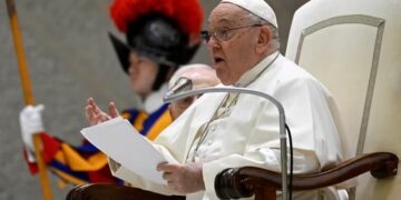 El Vaticano autorizó la bendición de parejas del mismo sexo, sin considerarlas matrimonio