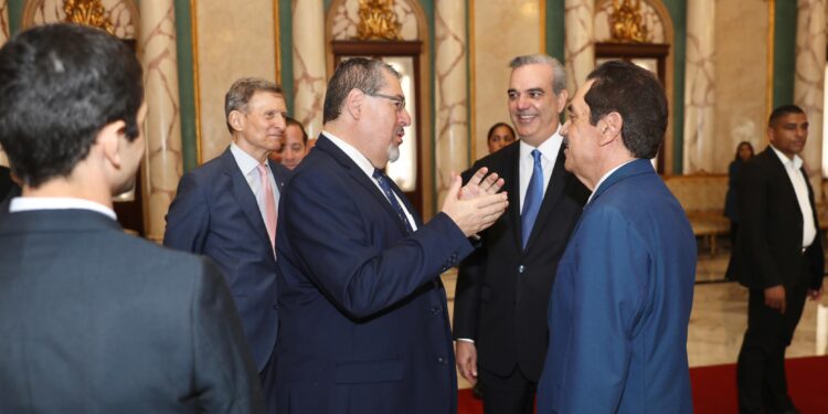 Presidente Abinader recibe en el Palacio Nacional al presidente electo de Guatemala, Bernardo Arévalo