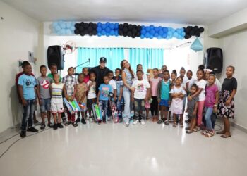 Cantante Rmand del reality  “La Firma” regala juguetes a niños de escasos recursos en Los Guaricanos 