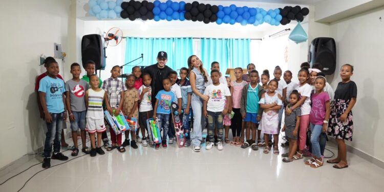 Cantante Rmand del reality “La Firma” regala juguetes a niños de escasos recursos en Los Guaricanos