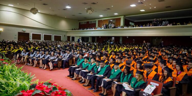 UCSD Gradúa a 482 nuevos profesionales