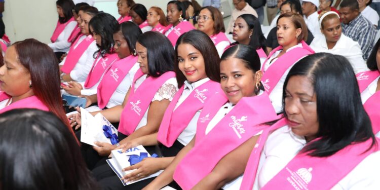 Supérate y DGAPP gradúan más de 40 mujeres del programa Súper Emprendedoras en Pedernales