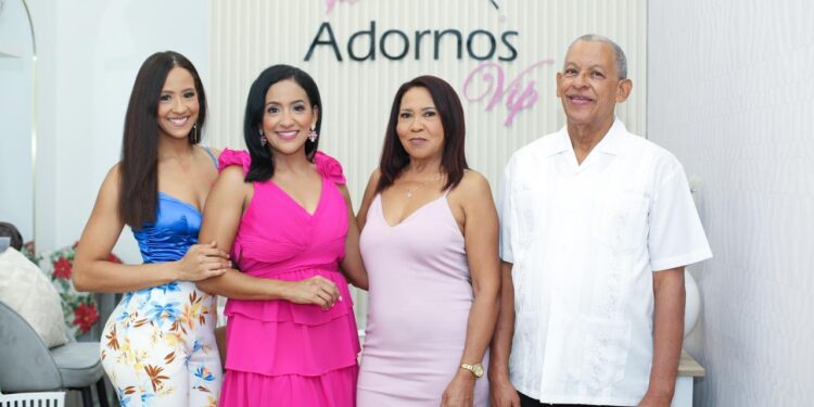 Comunicadora Rosanny Zapata inaugura tienda de muebles y decoracion adornos VIP en Santo Domingo