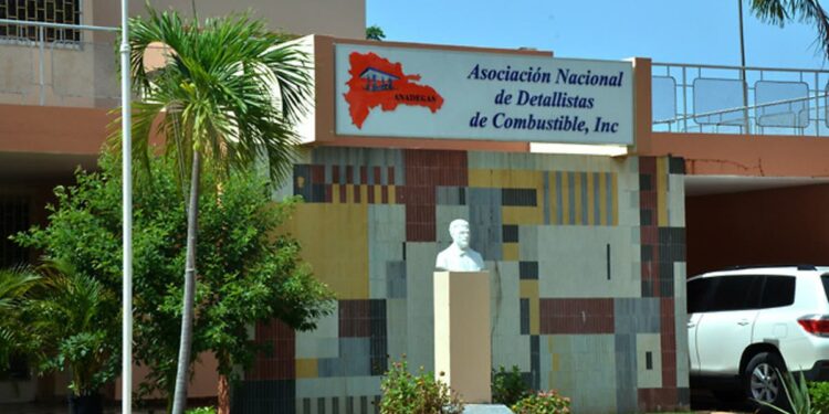 Anadegas asegura gasolinas deberán bajar 16 y 11 pesos en semana del 23 al 29