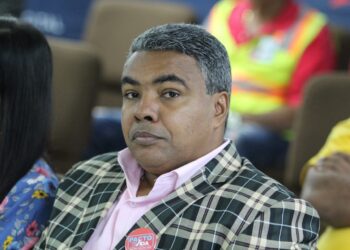 Presidente CNTU denuncia aspirantes políticos interfieren señales de tránsito con vallas y afiches