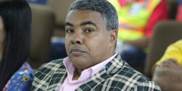 Presidente CNTU denuncia aspirantes políticos interfieren señales de tránsito con vallas y afiches