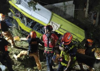 Aumentan a 17 los fallecidos tras precipitarse un autobús por un barranco en Filipinas