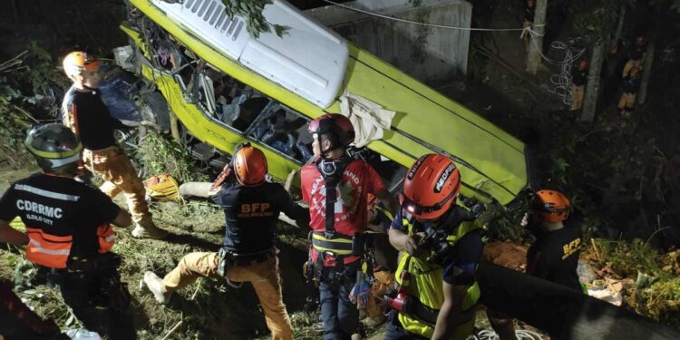 Aumentan a 17 los fallecidos tras precipitarse un autobús por un barranco en Filipinas