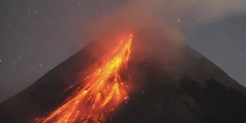 Mueren 11 alpinistas tras la erupción de un volcán en Indonesia