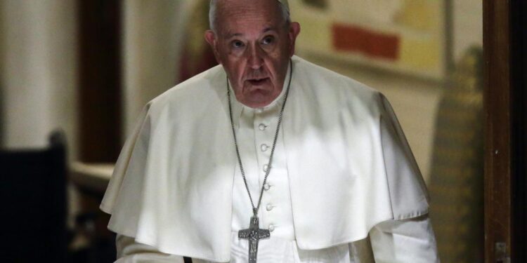 Papa Francisco pide no confundir la fiesta en Navidad con el consumismo