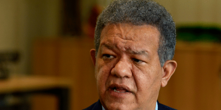 Dice llevará al TC ley que permitió a Abinader firmar el contrato de Aerodom