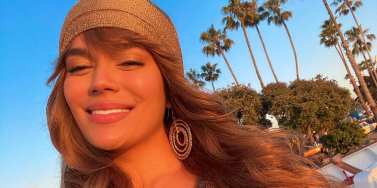 Karol G es Carla en la serie “Griselda” de Netflix