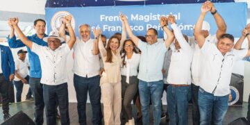 Carolina Mejía recibe apoyo de maestros en la capital