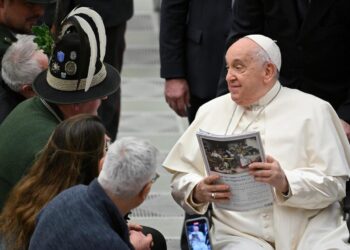 El papa Francisco alerta de que muchos conflictos hoy "se alimentan de noticias falsas"