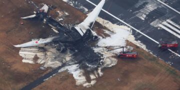 Japón investigará el choque de dos aviones en Tokio: La aerolínea dijo que su nave tenía permiso de aterrizaje