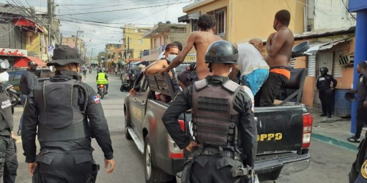 Tiroteo en Capotillo entre supuestos delincuentes y agentes de la DNCD en operativo Capotillo