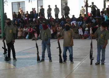Niños mexicanos reciben armas para defenderse del crimen organizado