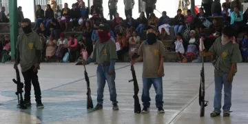 Niños mexicanos reciben armas para defenderse del crimen organizado