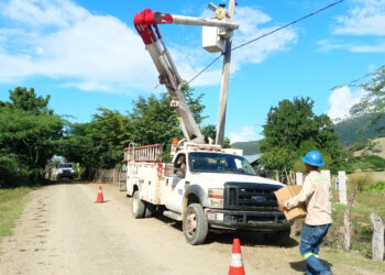 Edesur instala casi 500 nuevas luminarias tipo led en barrios y comunidades de San Juan