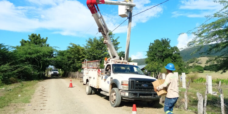 Edesur instala casi 500 nuevas luminarias tipo led en barrios y comunidades de San Juan