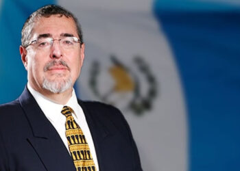 A pocos días de asumir, presidente de Guatemala descubrió micrófonos en su despacho