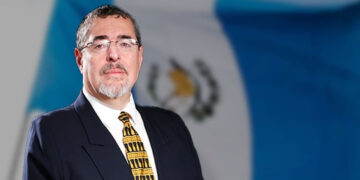 A pocos días de asumir, presidente de Guatemala descubrió micrófonos en su despacho
