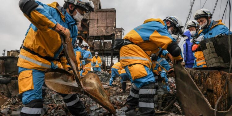 Elevan a 206 los fallecidos en el terremoto de Japón y 52 personas siguen desaparecidas