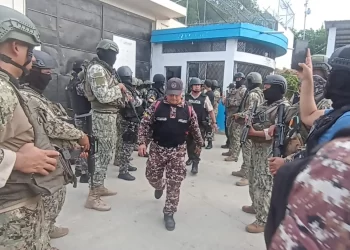 Liberan a 41 funcionarios de prisiones y 136 siguen de rehenes en cárceles de Ecuador
