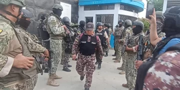 Liberan a 41 funcionarios de prisiones y 136 siguen de rehenes en cárceles de Ecuador