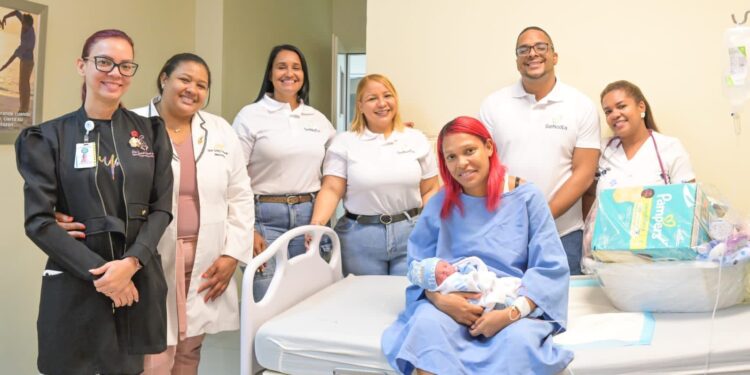 SeNaSa regala canastillas a primeros bebés nacidos en el 2024