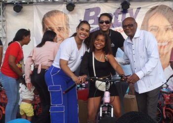 Betty Gerónimo celebra Día de los Reyes con feria mecánica para niños de SDN