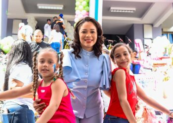 Hijos de agentes de la Policía reciben juguetes por motivo de celebración de lo Reyes Magos