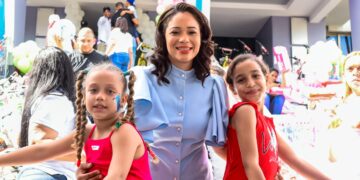 Hijos de agentes de la Policía reciben juguetes por motivo de celebración de lo Reyes Magos