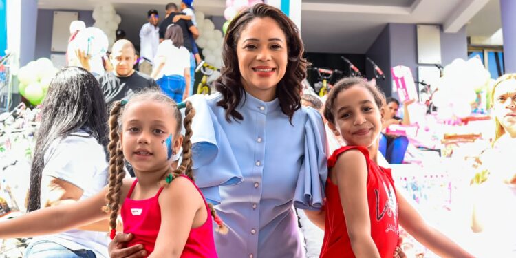 Hijos de agentes de la Policía reciben juguetes por motivo de celebración de lo Reyes Magos