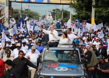Luis Abinader encabeza caravana en Barahona junto a candidatos municipales