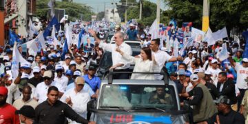 Luis Abinader encabeza caravana en Barahona junto a candidatos municipales