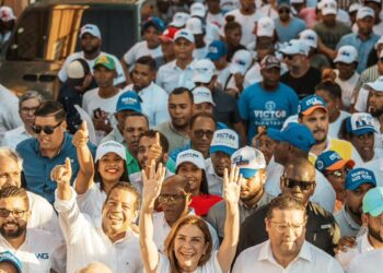 Gualey recibe a Carolina Mejía, proclamando 4 años más