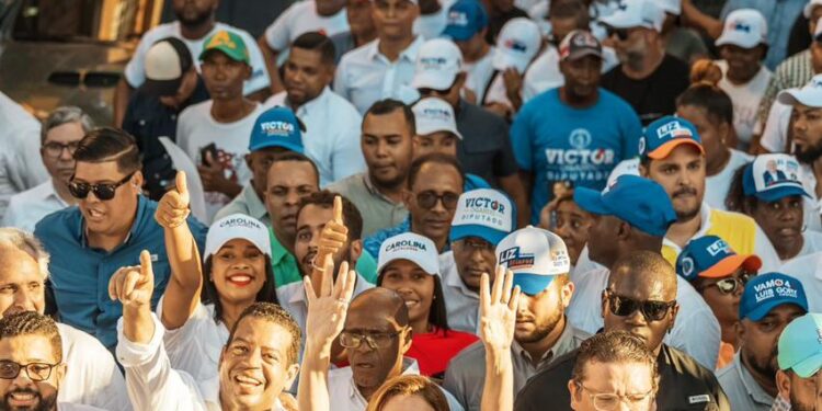 Gualey recibe a Carolina Mejía, proclamando 4 años más